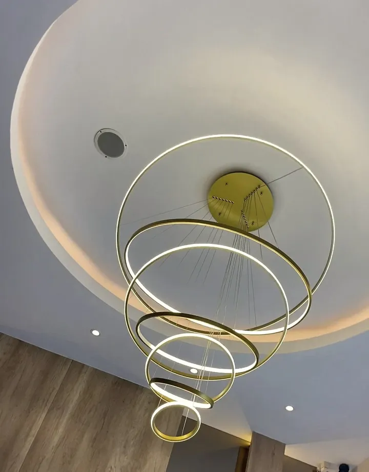 Chandelier cincin emas bertingkat di langit-langit lobby Divine