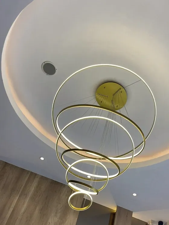 Chandelier cincin emas bertingkat di langit-langit lobby Divine