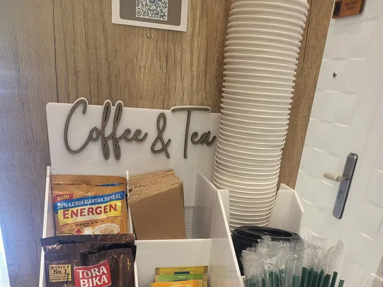Coffee & Tea bar dengan kopi, teh, dan cokelat sachet