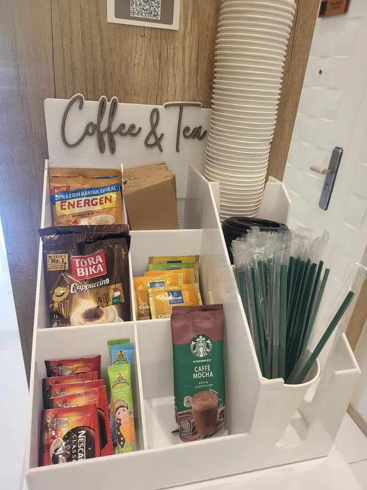 Coffee & Tea bar berisi kopi, teh, dan cokelat sachet untuk pasien