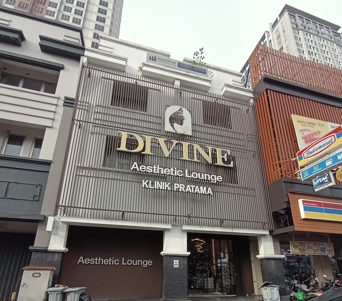 Fasad Ruko Diamond dengan papan nama emas DIVINE Aesthetic Lounge Klinik Pratama