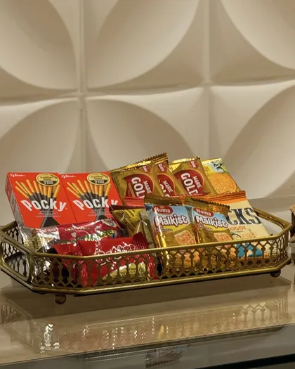 Nampan snack gratis di meja kaca lounge