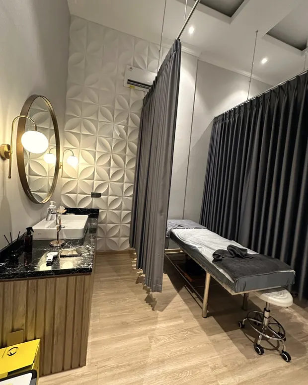 Area tindakan Divine dengan bed bertirai privasi dan wastafel marmer