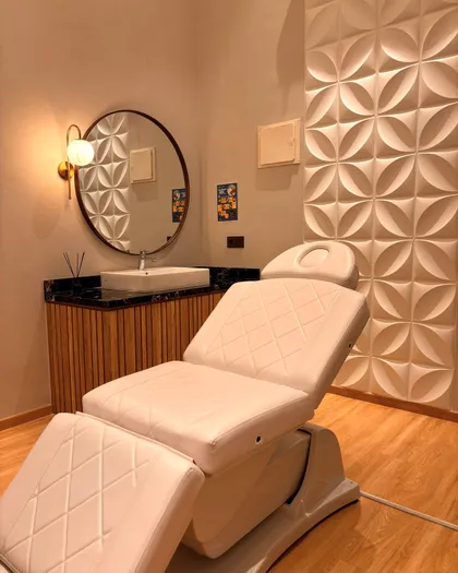 Ruang perawatan privat dengan bed treatment putih